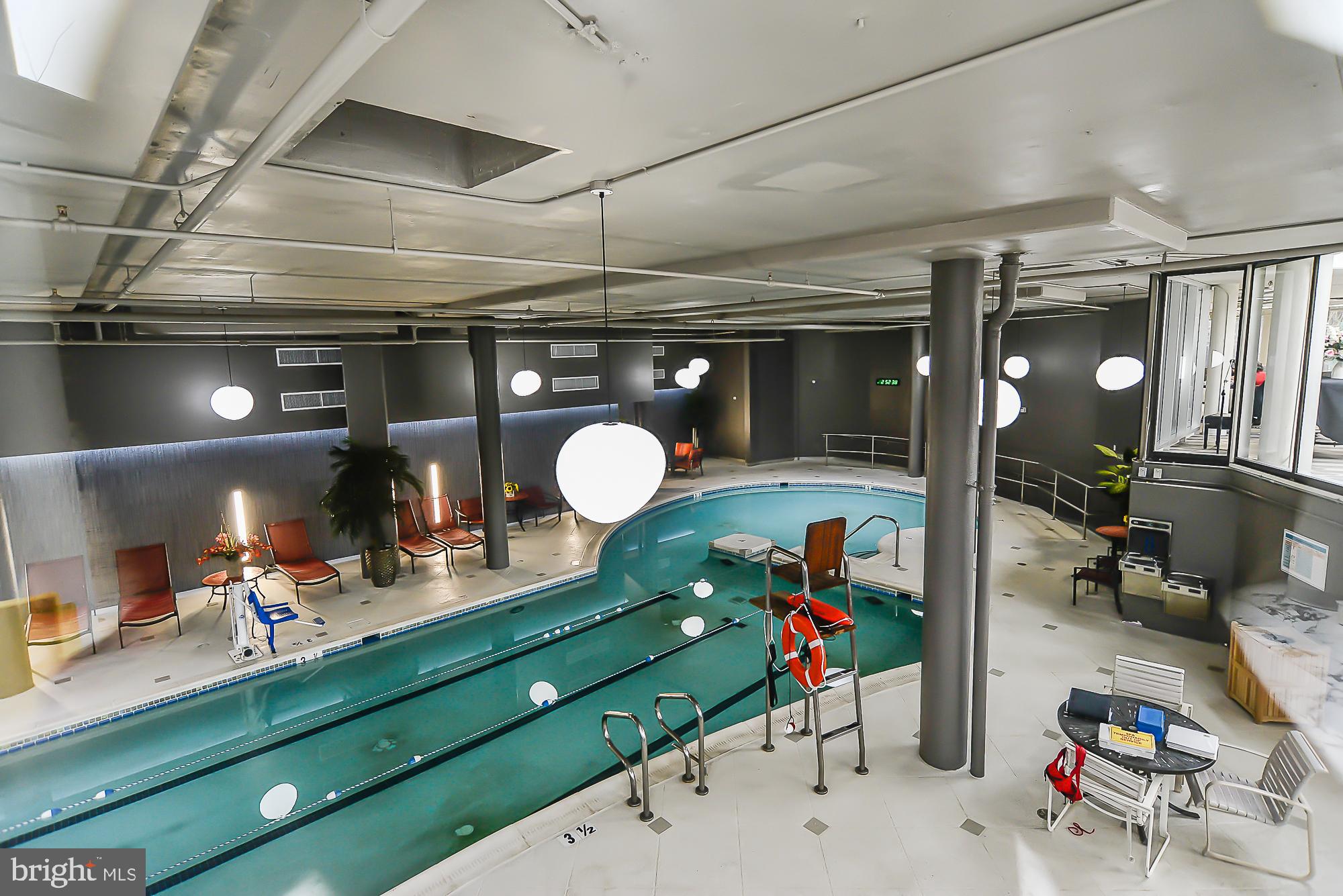 8350 Greensboro Drive, Unit 517 McLean, VA 22102 - Photo 29 of 35 a bathroom with a sink mirror and vanity