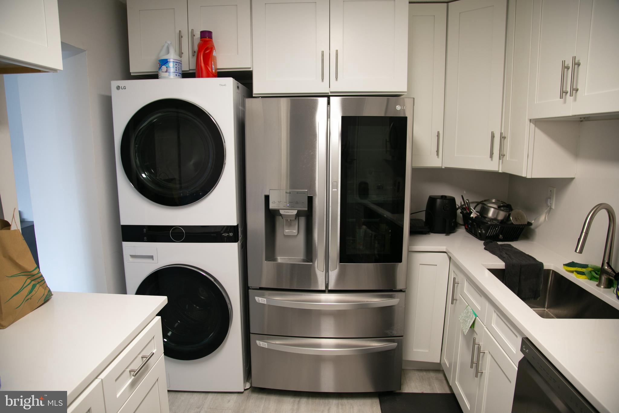8350 Greensboro Drive, Unit 517 McLean, VA 22102 - Photo 8 of 35 a kitchen with a washer and dryer