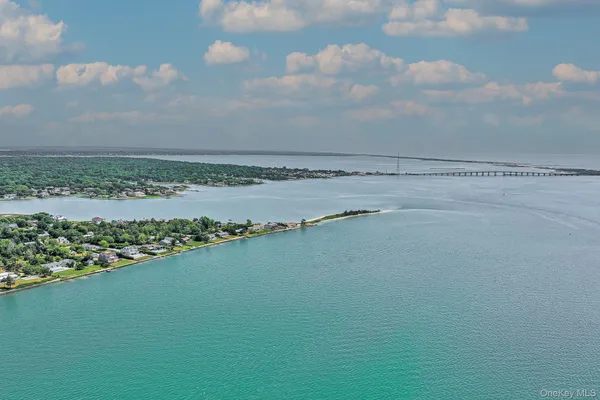$4,800,000 | 6 Last Lane, Hampton Bays, NY 11946