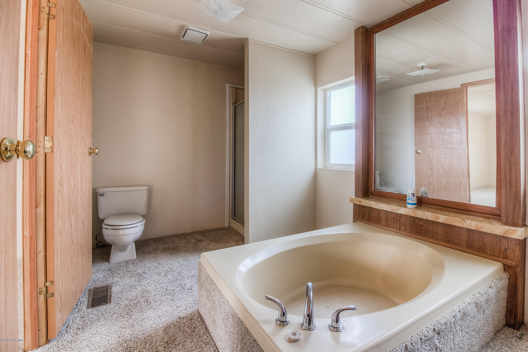 3641 Independence Road Sunnyside, WA 98944 - Photo 11 of 21 a bathroom with a tub and toilet