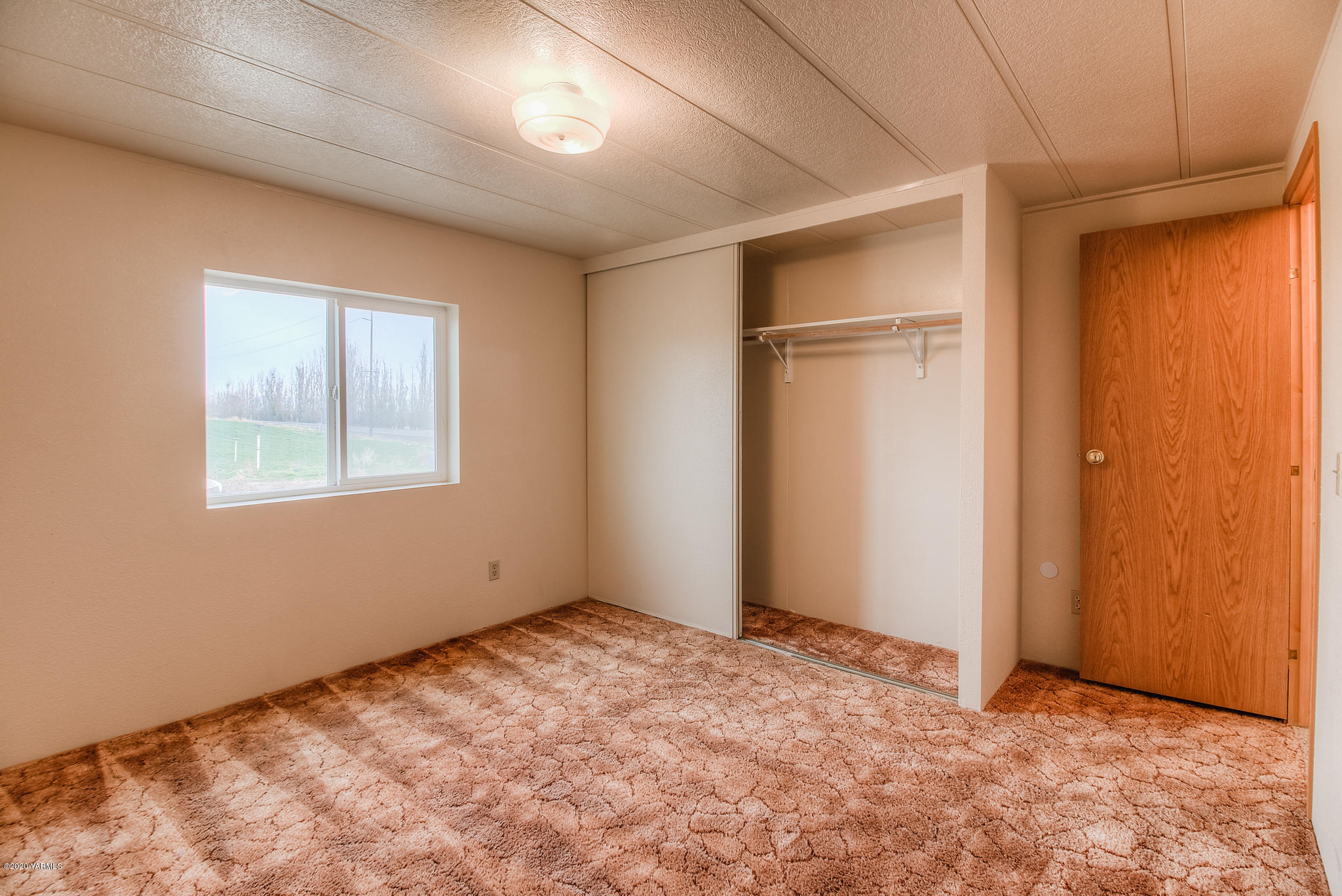 3641 Independence Road Sunnyside, WA 98944 - Photo 14 of 21 an empty room with windows and closet