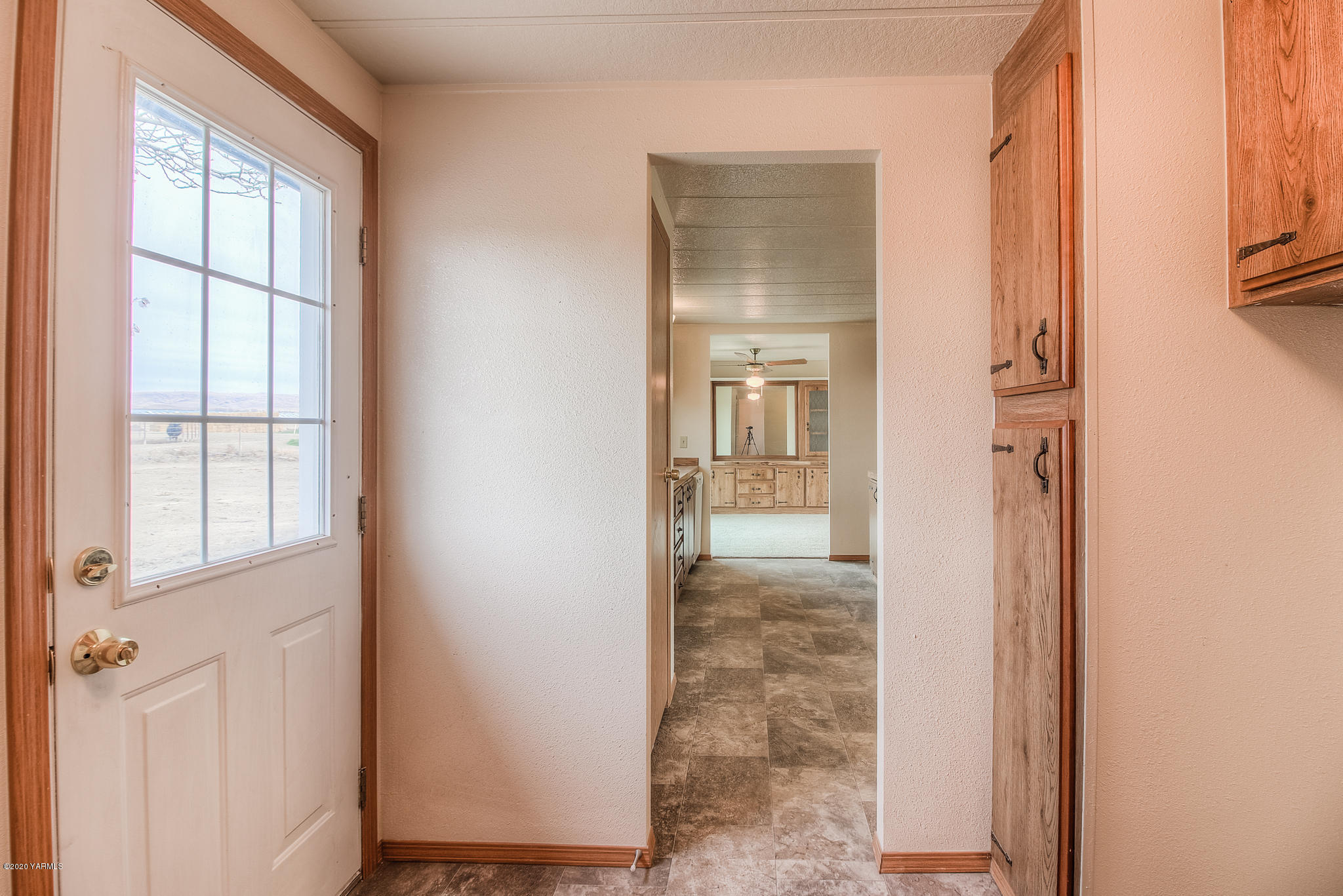 3641 Independence Road Sunnyside, WA 98944 - Photo 16 of 21 an empty room with windows & cabinet