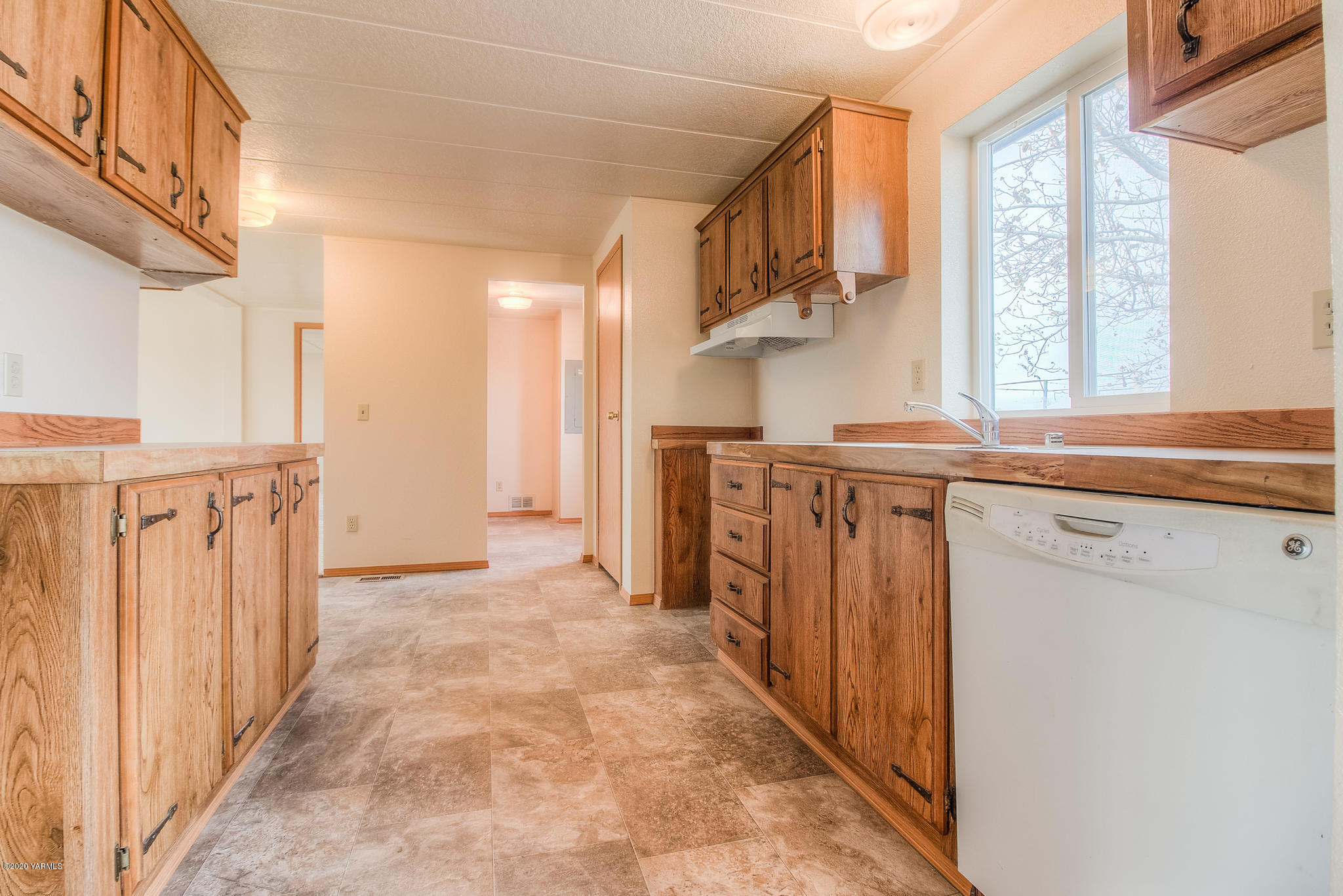 3641 Independence Road Sunnyside, WA 98944 - Photo 6 of 21 a view of a kitchen with cabinets