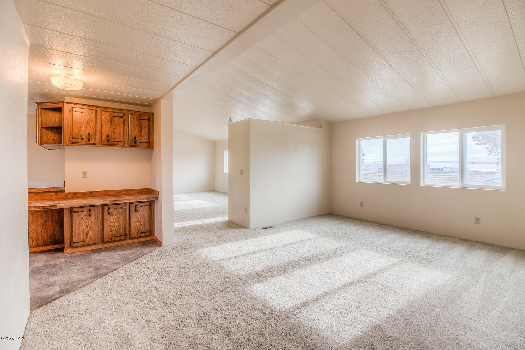 3641 Independence Road Sunnyside, WA 98944 - Photo 7 of 21 a view of an empty room with a window