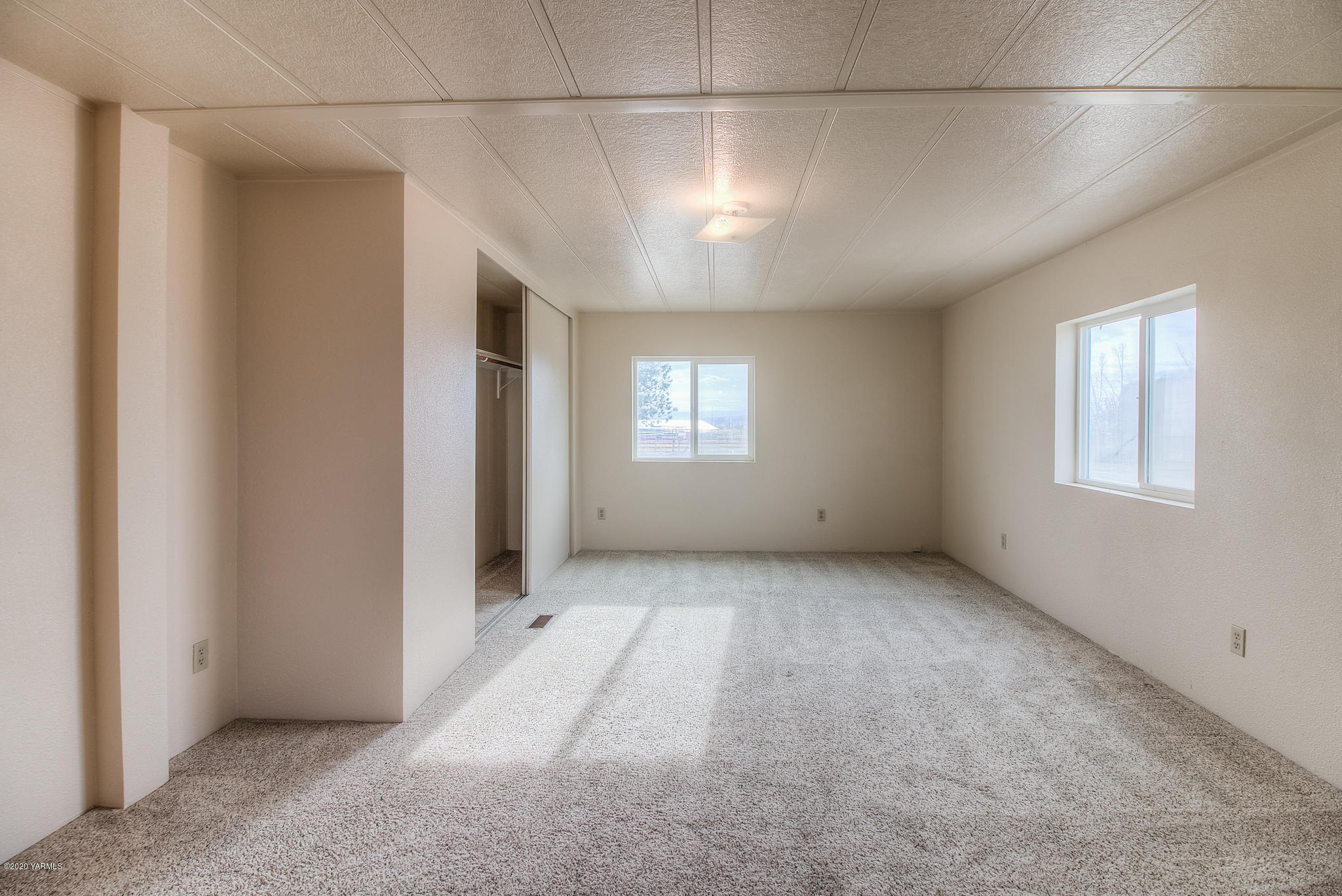 3641 Independence Road Sunnyside, WA 98944 - Photo 10 of 21 an empty room with windows