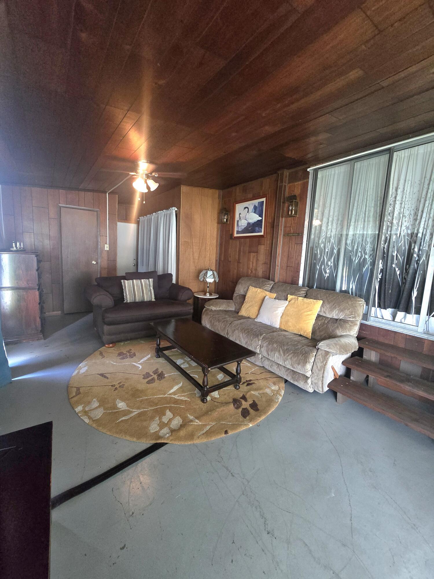 2612 Southeast 29th Street Okeechobee, FL 34974 - Photo 29 of 46 a living room with patio furniture and kitchen view