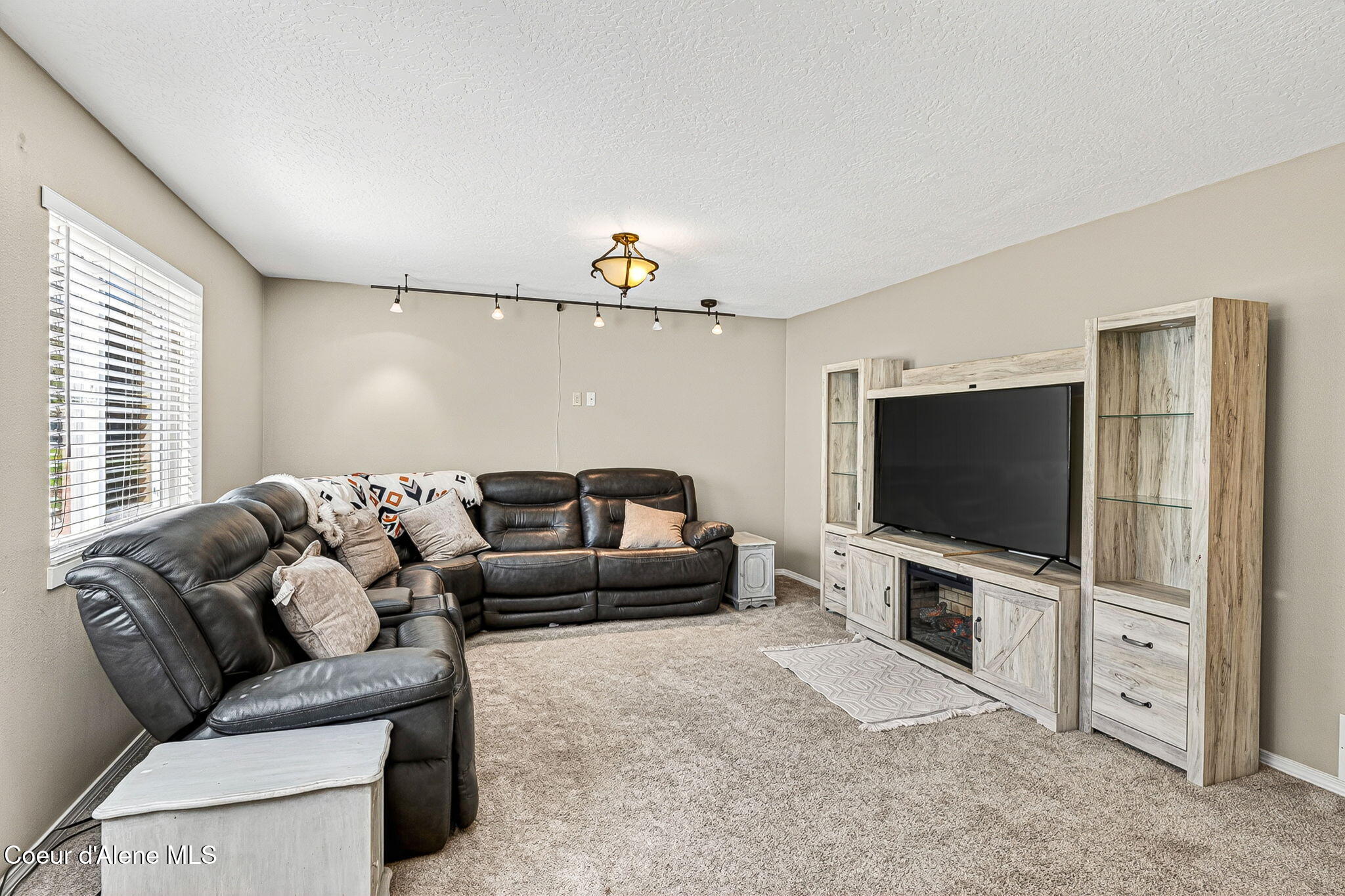 18341 West Highway 53 Rathdrum, ID 83858 - Photo 11 of 36 Family Room
