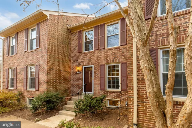 $679,000 | 2446 South Walter Reed Drive, Unit B, Arlington, VA 22206