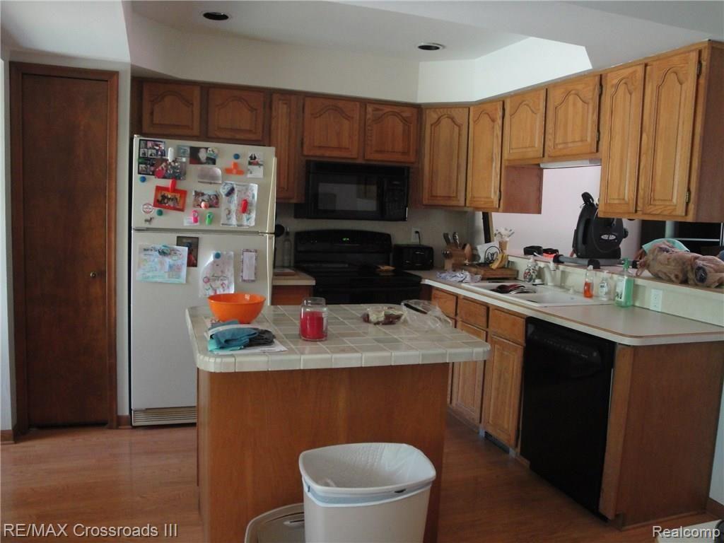 22511 Dickinson Road New Boston, MI 48164 - Photo 8 of 22 Gallery Image 8
