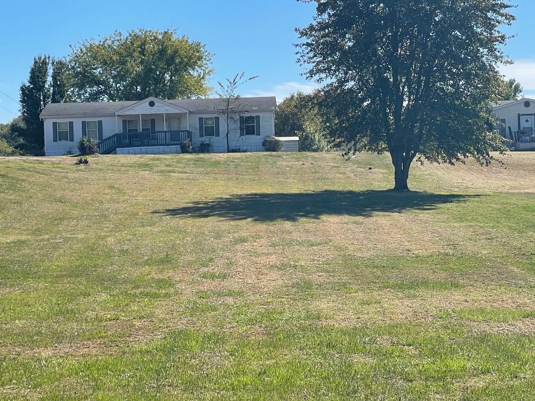 View of front facade featuring a front lawn