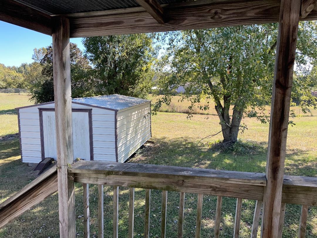 View of yard featuring a shed