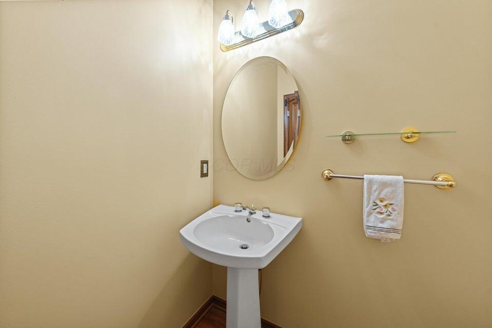 9909 Hoover Woods Road Galena, OH 43021 - Photo 10 of 50 Powder Room