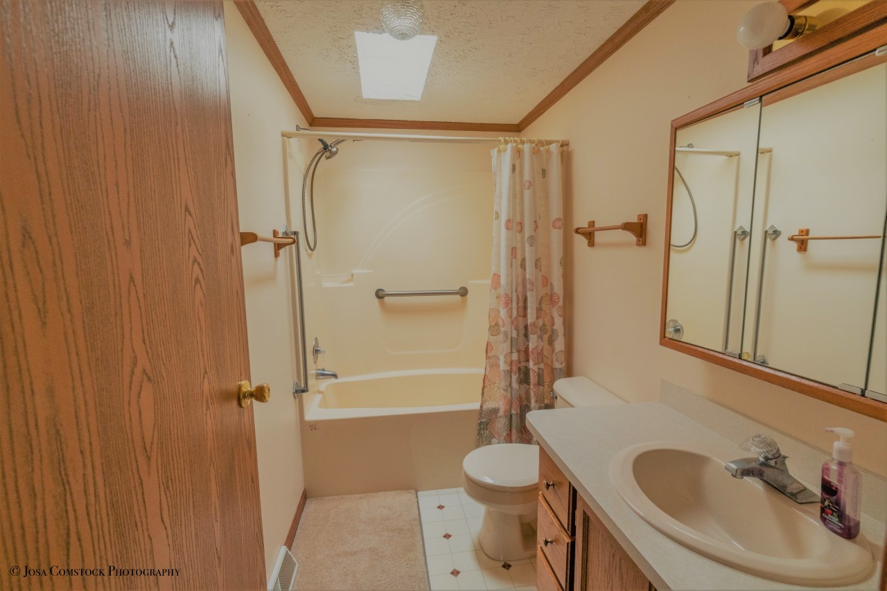 895 Cayuga Trail Marengo, IL 60152 - Photo 24 of 39 a bathroom with a sink toilet and shower