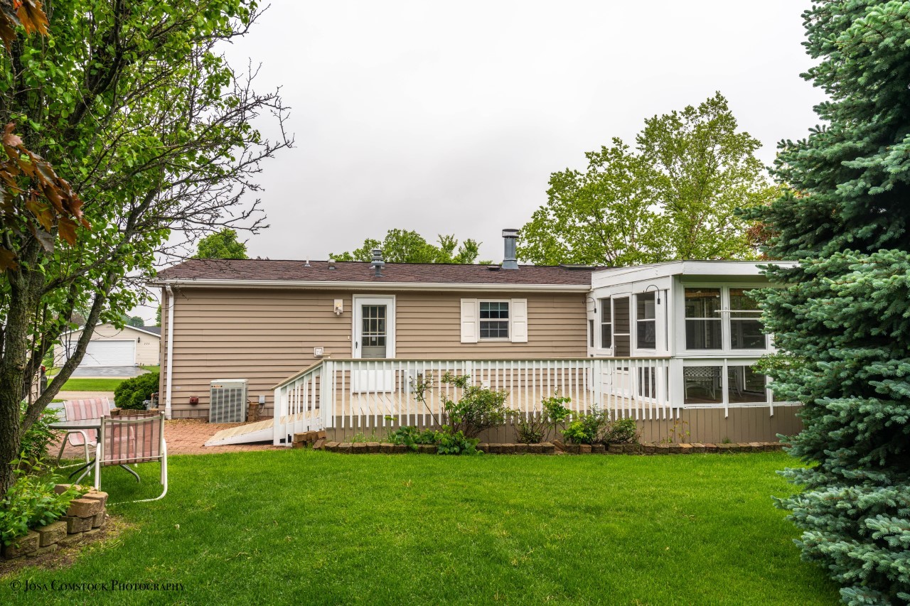 895 Cayuga Trail Marengo, IL 60152 - Photo 34 of 39 a house that has a backyard