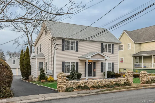 $2,900 | 17 Fairview Street, Unit A, Huntington, NY 11743