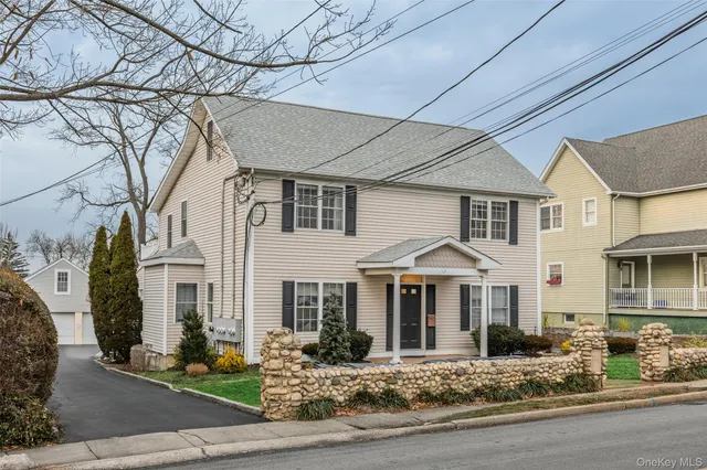 $2,900 | 17 Fairview Street, Unit A, Huntington, NY 11743