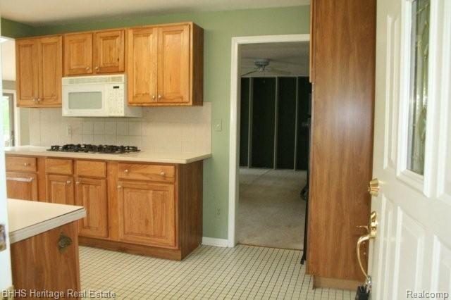 646 Pathway Drive Howell, MI 48843 - Photo 11 of 22 Kitchen