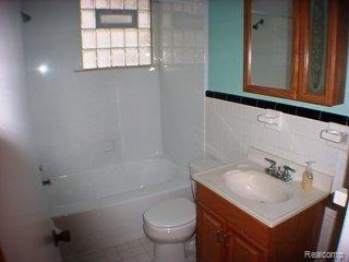 16013 Stephens Road Eastpointe, MI 48021 - Photo 9 of 12 Bath