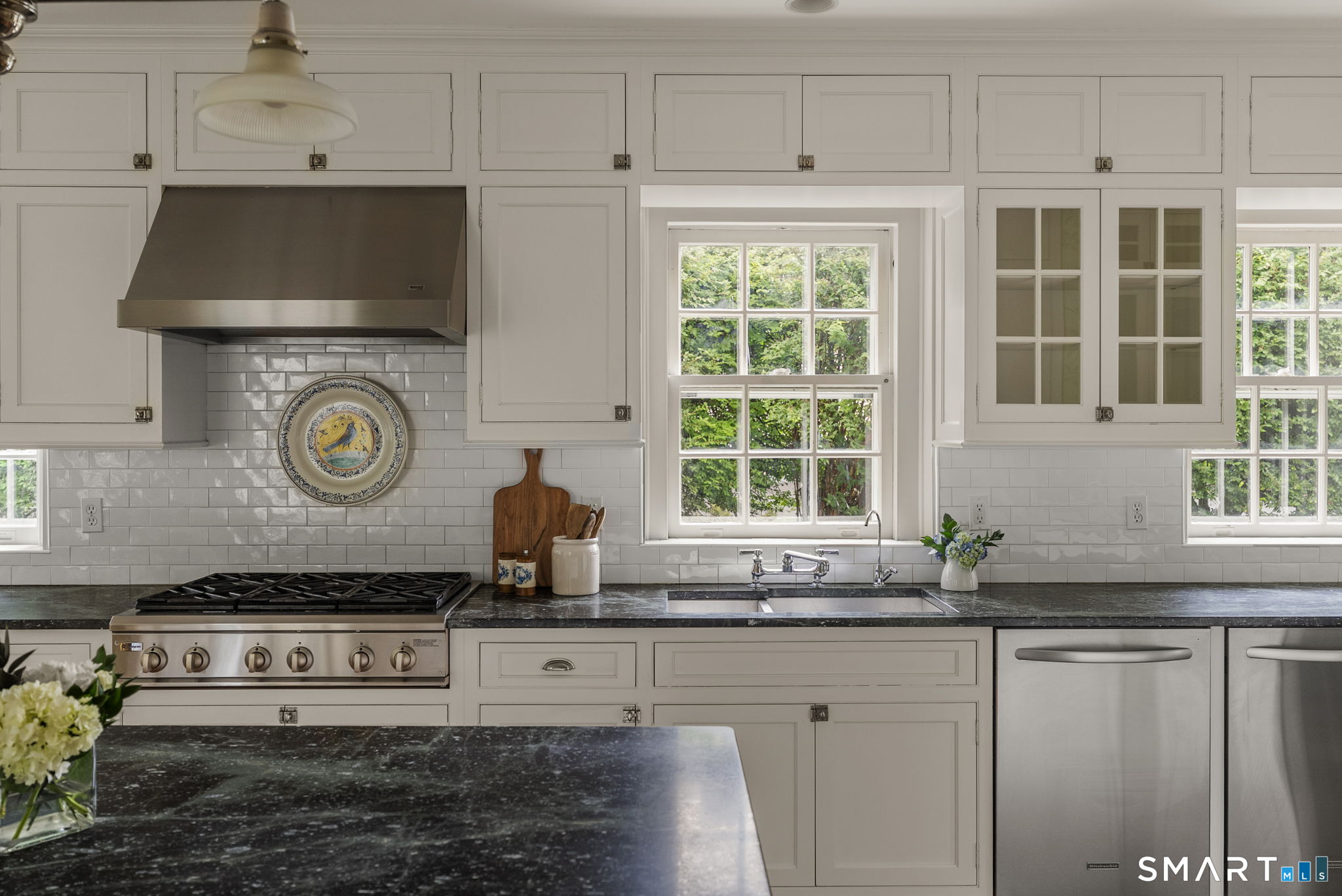 33 Sycamore Road West Hartford, CT 06117 - Photo 4 of 40