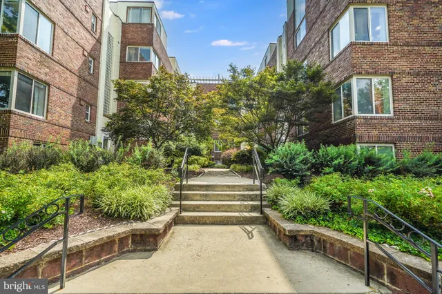 a view of a pathway along the building