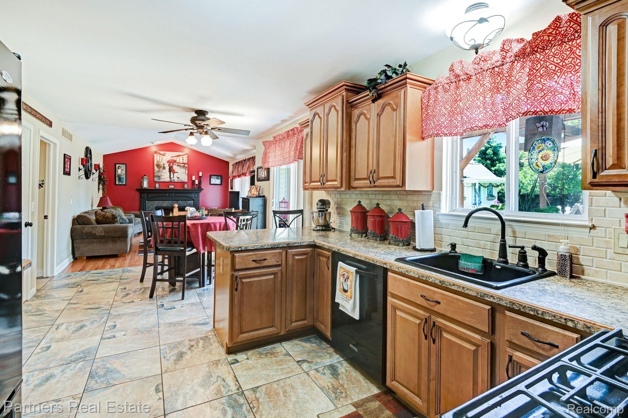 825 Oak Cluster Court Howell, MI 48855 - Photo 14 of 33 CNG_8385_6_7.jpg
