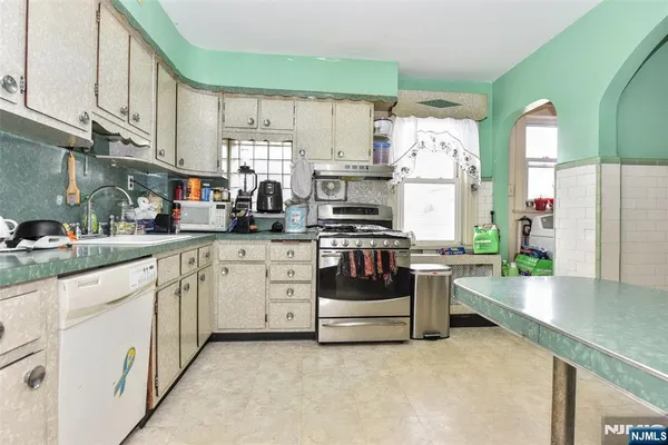 $580,000 | 423 North 8th Street, Fairview, NJ 07022