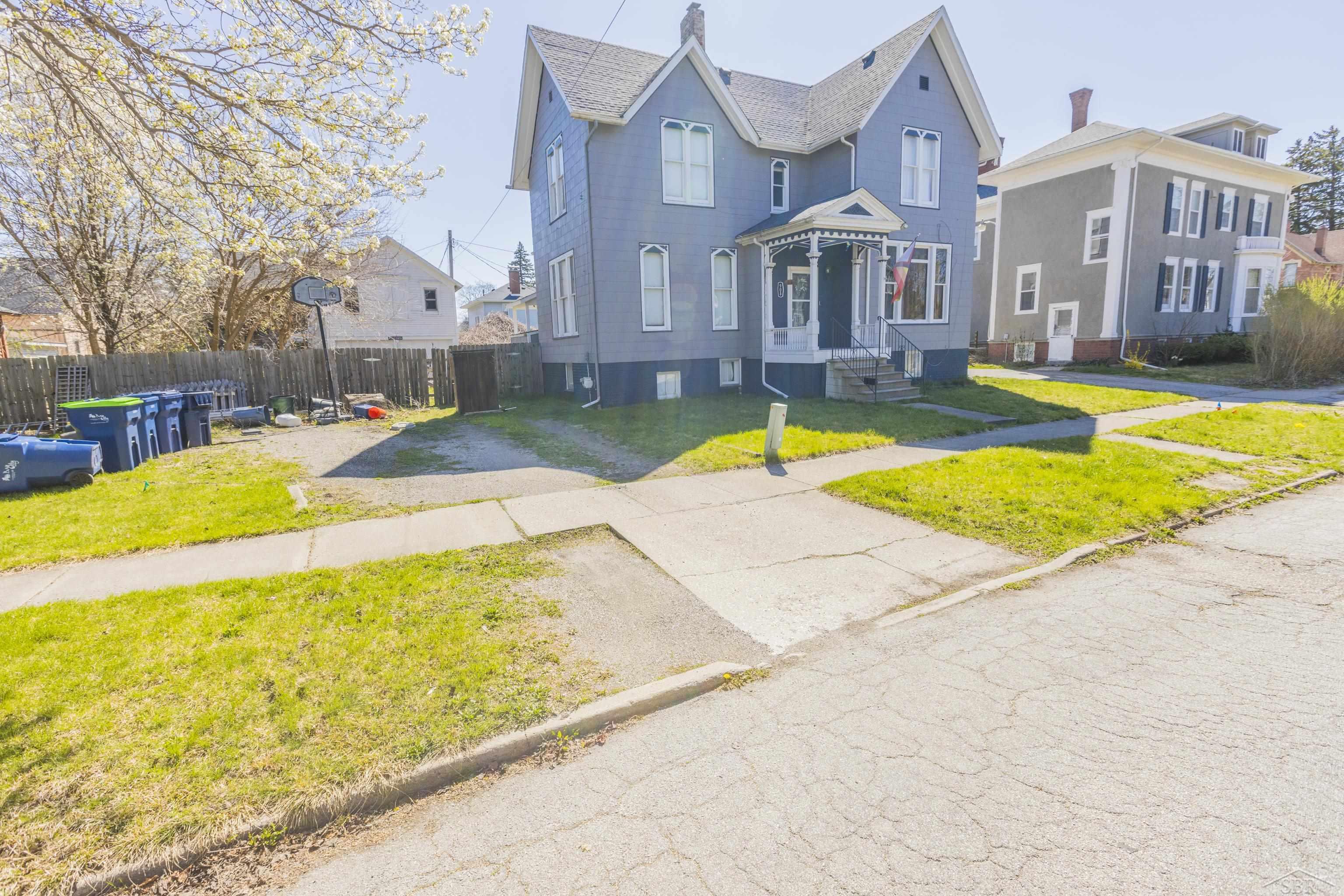 908 North Sherman Street Bay City, MI 48708 - Photo 2 of 29 50139497-d6d9c48e-0ca7-45d1-a9bf-fc002478f8f4.JPG