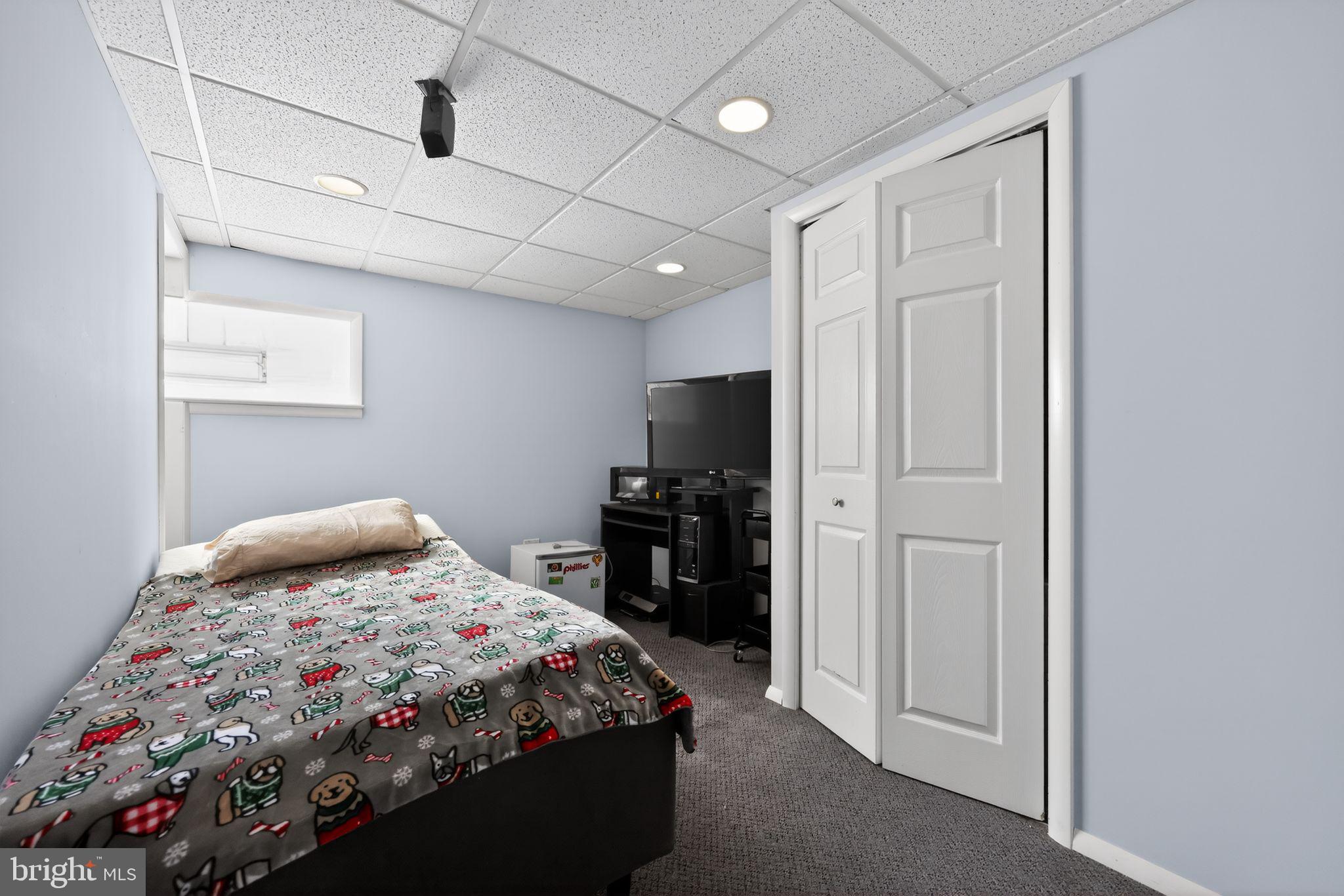 3206 Manor Road Huntingdon Valley, PA 19006 - Photo 27 of 37 a bedroom with a bed and a tv in it