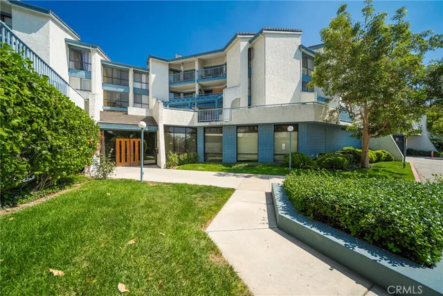 $2,900 | 4260 VÃa Arbolada, Unit 317, Los Angeles, CA 90042