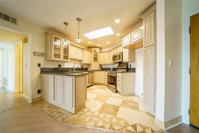 $2,900 | 4260 VÃa Arbolada, Unit 317, Los Angeles, CA 90042