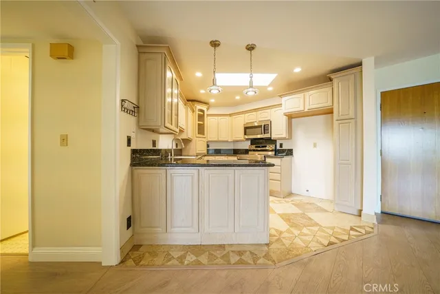 $2,900 | 4260 VÃa Arbolada, Unit 317, Los Angeles, CA 90042