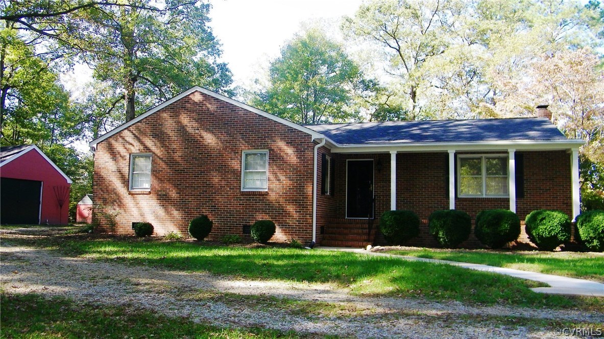 a view of a house with backyard