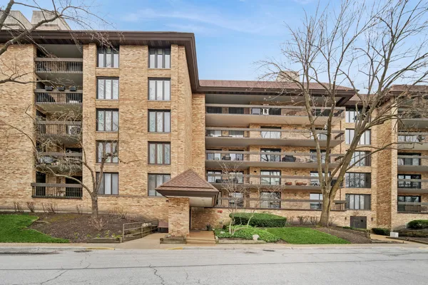 $345,000 | 1671 Mission Hills Road, Unit 206, Northbrook, IL 60062