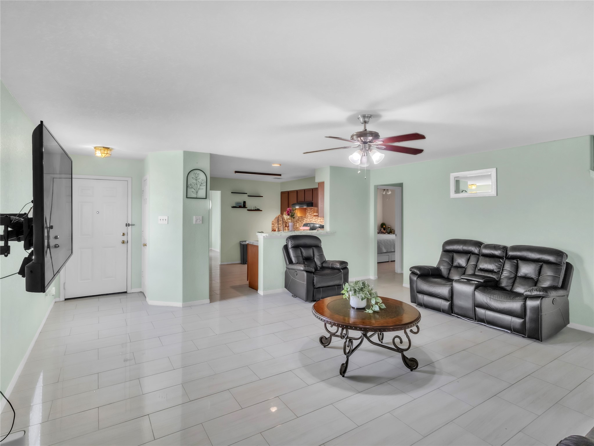 10515 Ince Lane Houston, TX 77040 - Photo 5 of 31 Living room