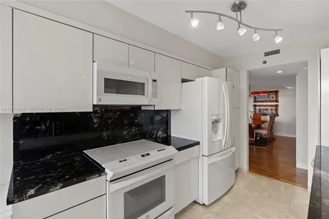 $649,000 | 3598 Yacht Club Drive, Unit 1003, Aventura, FL 33180