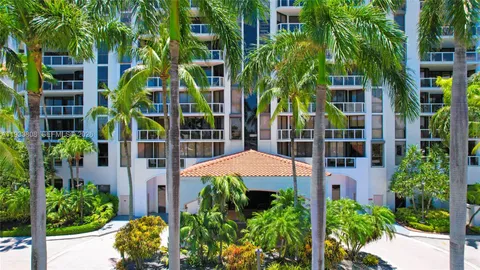 $699,000 | 3598 Yacht Club Drive, Unit 1003, Aventura, FL 33180