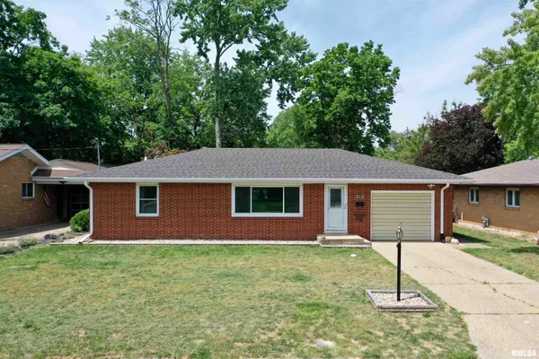 $212,000 | 1415 West Shore Drive, Pekin, IL 61554