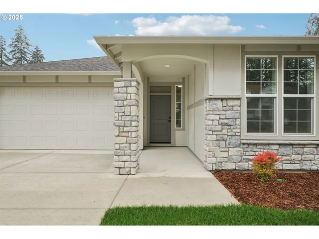 a view of the entrance of the house