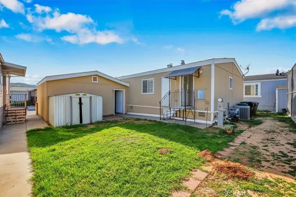 a view of a house with backyard
