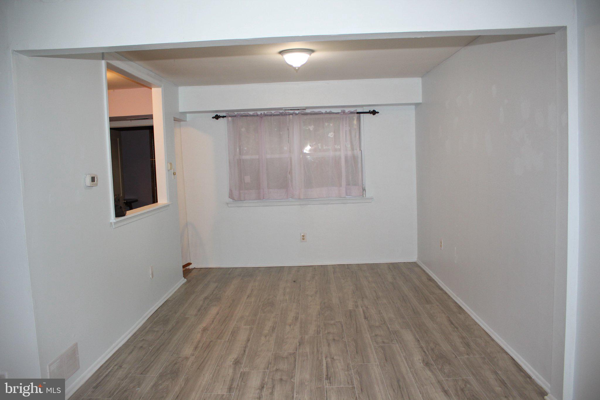 146 Oakmont Road Clementon, NJ 08021 - Photo 5 of 29 Spacious, light-filled living area.