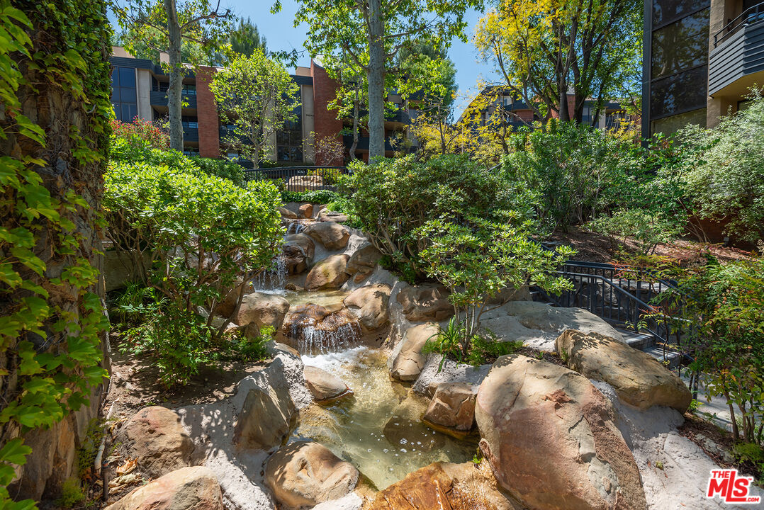 4736 Park Encino Lane, Unit 215 Encino, CA 91436 - Photo 27 of 37 a view of a garden with plants