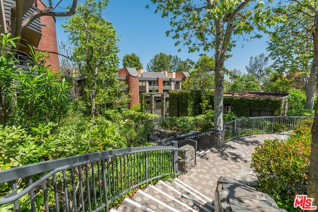 $1,199,000 | 4736 Park Encino Lane, Unit 215, Encino, CA 91436