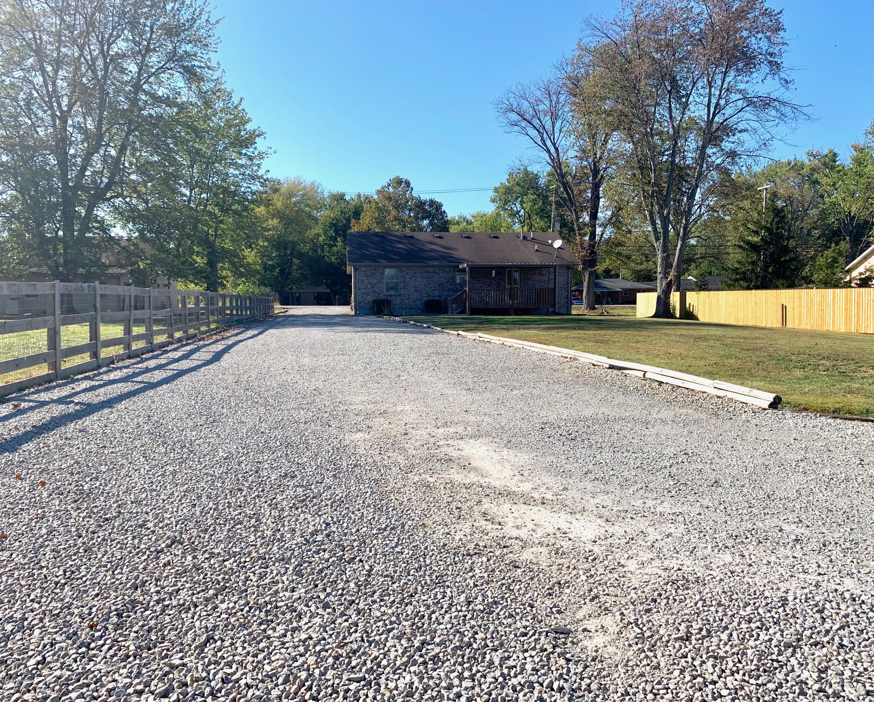 10709 Blue Lick Road Louisville, KY 40229 - Photo 36 of 44 BlueLick back 4