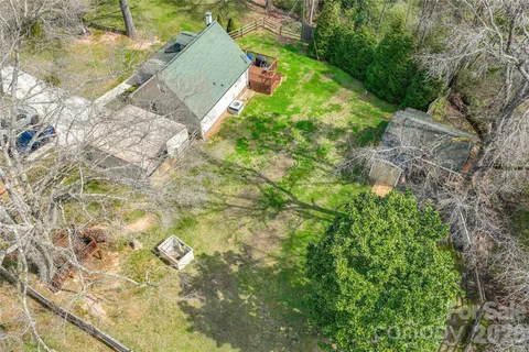 a view of a yard with plants