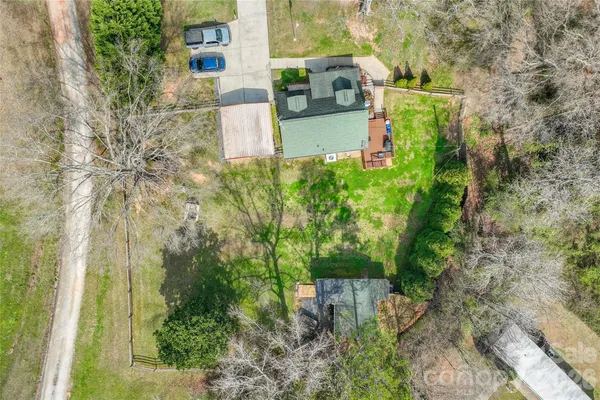 a view of a back yard