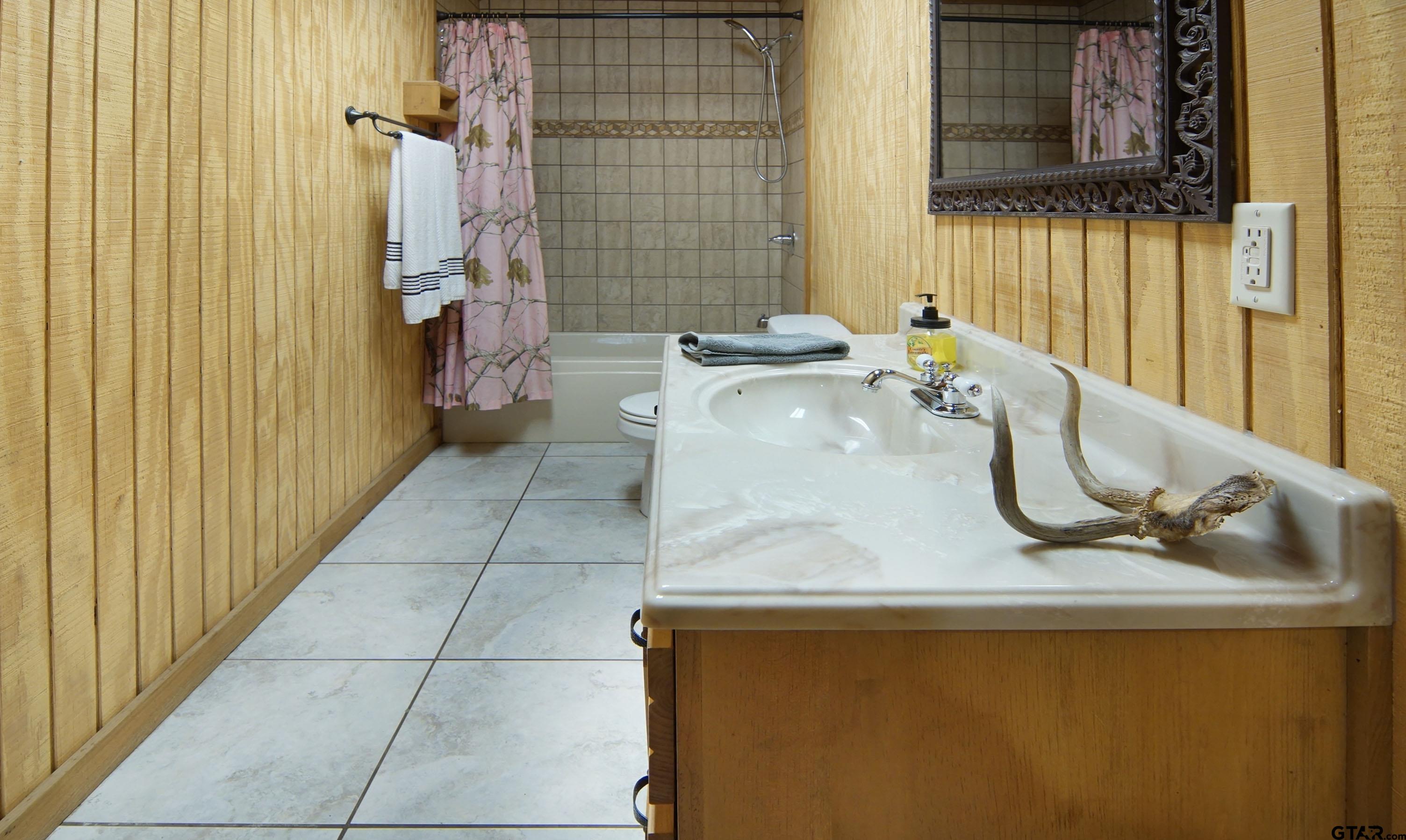 342 Rscr 3345 Emory, TX 75440 - Photo 23 of 31 a bath room with a sink