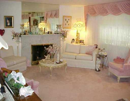 138 Ritzland Road Penn Hills, PA 15235 - Photo 3 of 8 Living Room.