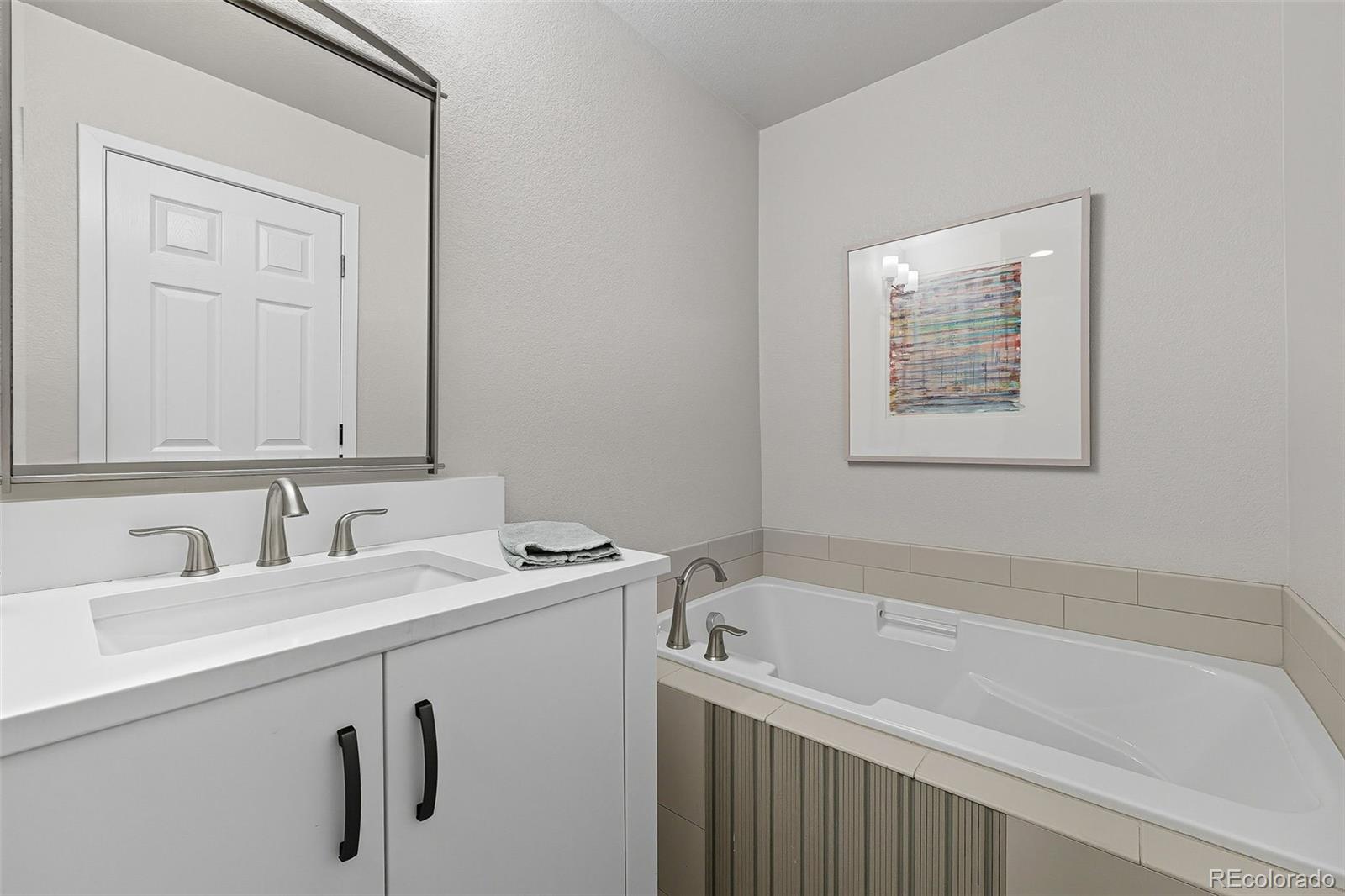 2826 Syracuse Court Denver, CO 80238 - Photo 20 of 35 a bathroom with a sink and a bathtub