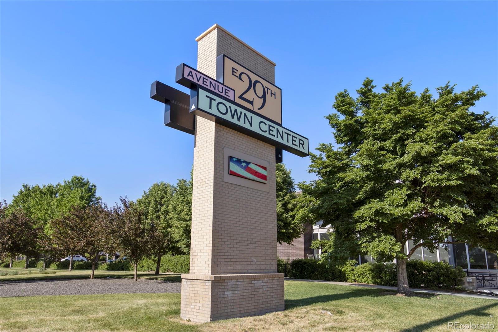 2826 Syracuse Court Denver, CO 80238 - Photo 29 of 35 a street sign on a pole on a street