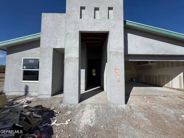 a view of livingroom with furniture